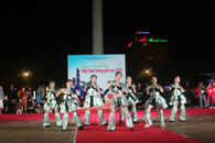 CHƯƠNG TRÌNH BIỂU DIỄN NGHỆ THUẬT ĐƯỜNG PHỐ THU HÚT ĐÔNG ĐẢO NHÂN DÂN ĐẾN XEM VÀ CỔ VŨ