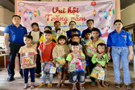Tặng quà tết Trung thu cho trẻ em buôn kết nghĩa