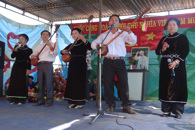Một người Dao thành thạo đàn tính, hát then